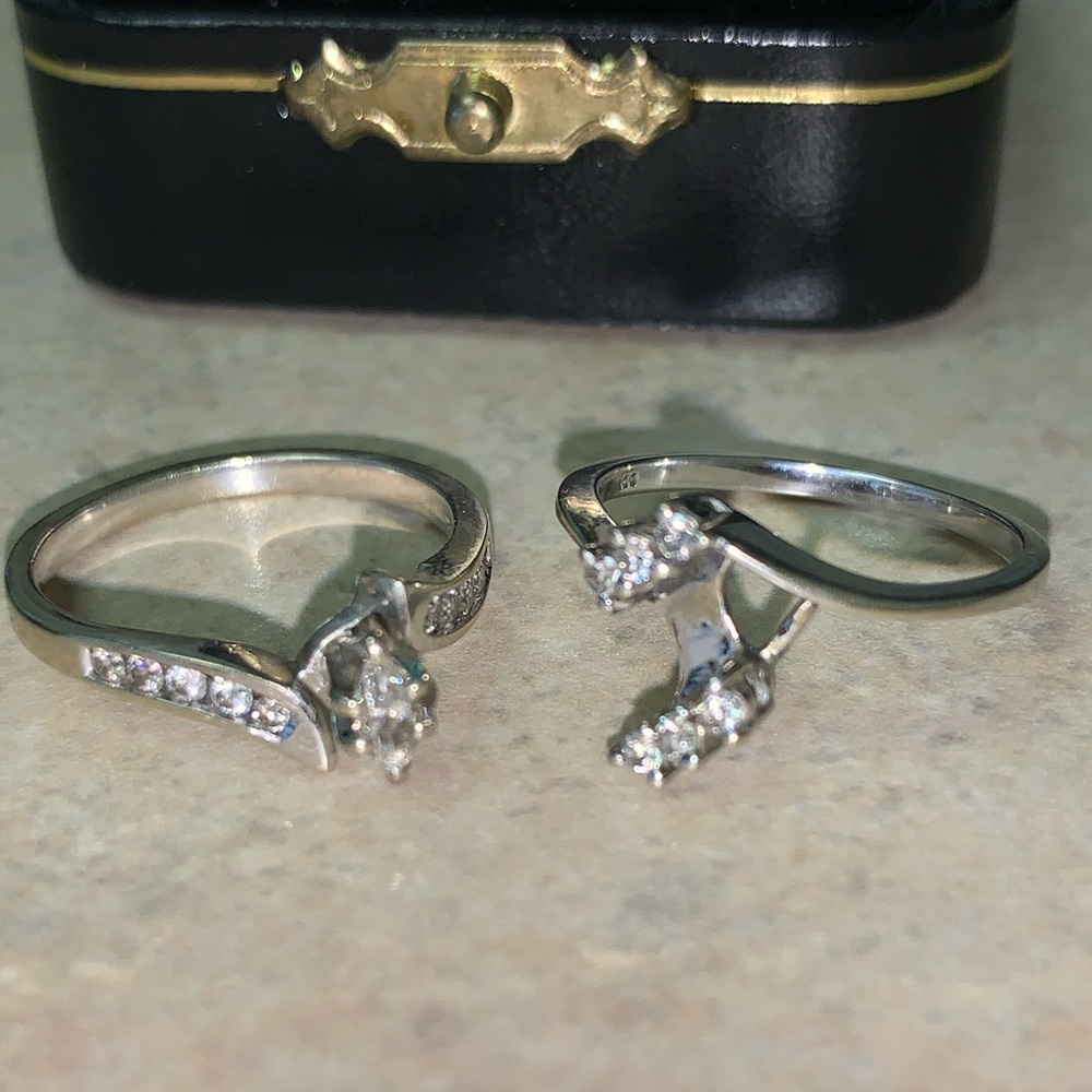Beautiful Marquis wedding ring with enhancer 💍
